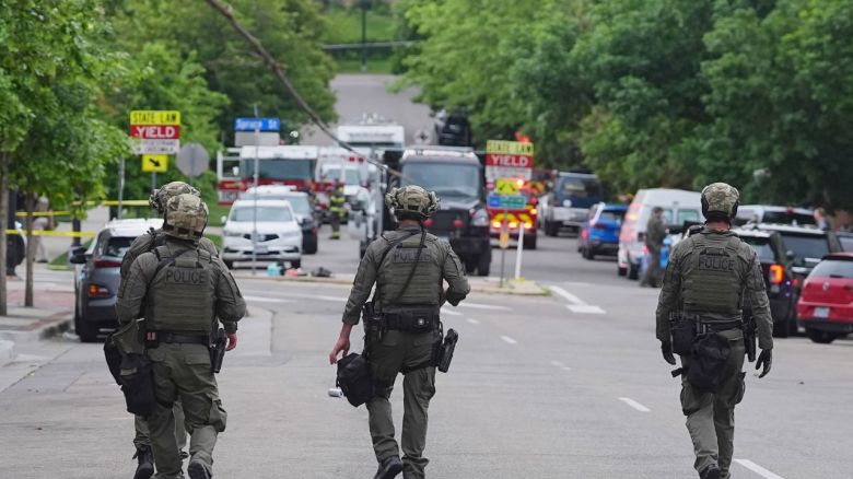 Las autoridades investigan el ataque ocurrido el domingo en Boulder, Colorado.