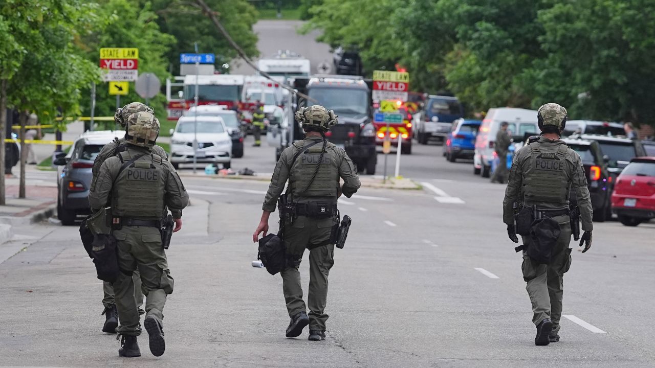 Law enforcement officials investigate after an attack on the Pearl Street Mall, Sunday, June 1, 2025, in Boulder, Colo. (AP Photo/David Zalubowski)