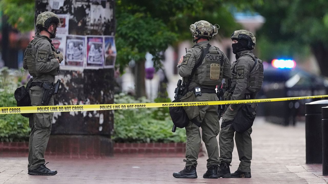 Law enforcement officials investigate after an attack on the Pearl Street Mall, Sunday, June 1, 2025, in Boulder, Colo. (AP Photo/David Zalubowski)