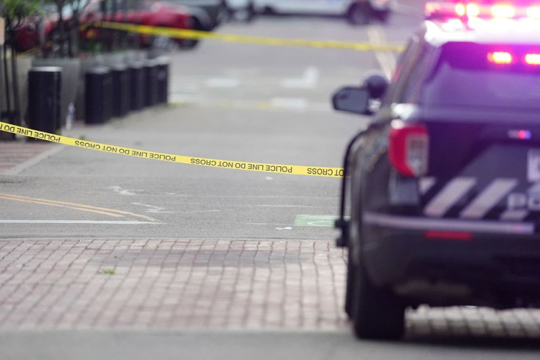 La cinta de la escena del crimen bloquea la intersección de la calle Pearl en Boulder, Colorado, el domingo.
