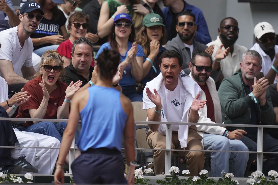 Supporters applaud Boisson during her match against Pegula.
