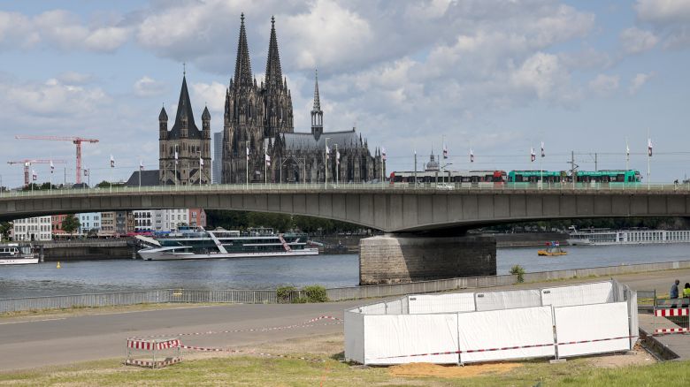 03 June 2025, North Rhine-Westphalia, Cologne: On Deutzer Ufer, one of the three unexploded bombs from the Second World War is fenced off with screens. A large part of Cologne's city center has to be cordoned off for the defusing of three World War II bombs. 20,000 people have to leave their homes. Photo by: Thomas Banneyer/picture-alliance/dpa/AP Images