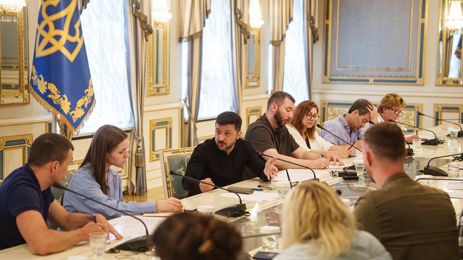 2025 年 6 月 4 日星期三，烏克蘭總統澤倫斯基在烏克蘭基輔舉行的記者會上向記者發表演說。