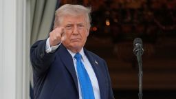 El presidente Donald Trump hace un gesto tras hablar durante una velada de verano en el Jardín Sur de la Casa Blanca, el miércoles 4 de junio de 2025, en Washington.