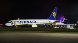 04 June 2025, Bavaria, Memmingen: A Ryanair passenger jet stands on the apron at Memmingen Airport. The plane was traveling from Berlin to Milan when it hit turbulence. Several people were injured and rescue teams were deployed at the airport in Unterallgäu.