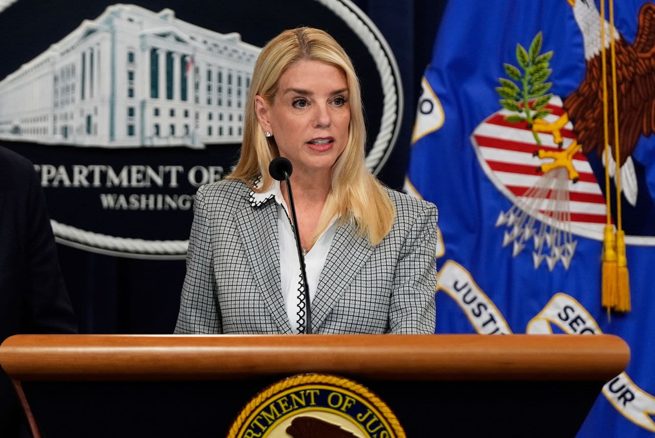 La secretaria de Justicia Pam Bondi habla durante una conferencia de prensa sobre Kilmar Ábrego García, en Washington, el viernes.