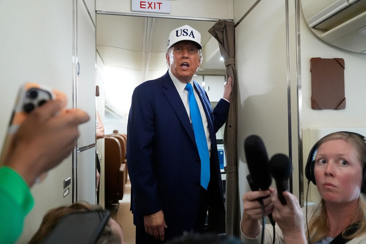 Le président Donald Trump parlera aux journalistes de l'Air Force sur le chemin d'une base commune à Andrews, Maryland, se dirigeant vers l'aéroport municipal de Morristown à Morristown, New Jersey vendredi.