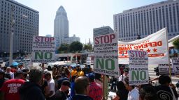 Organizadores comunitarios protestan frente al Edificio Federal tras un operativo de las autoridades federales de inmigración el viernes 6 de junio de 2025 en Los Ángeles.