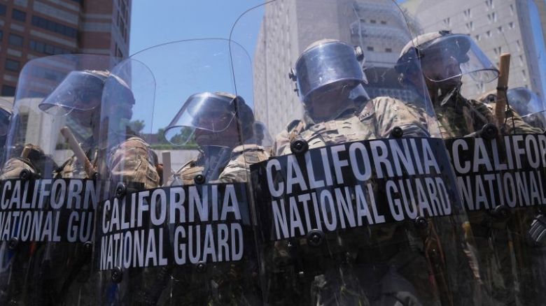 Las autoridades permanecen entre gases lacrimógenos mientras intentan desalojar a manifestantes en el Metropolitan Detention Center en el centro de Los Ángeles el 8 de junio de 2025.