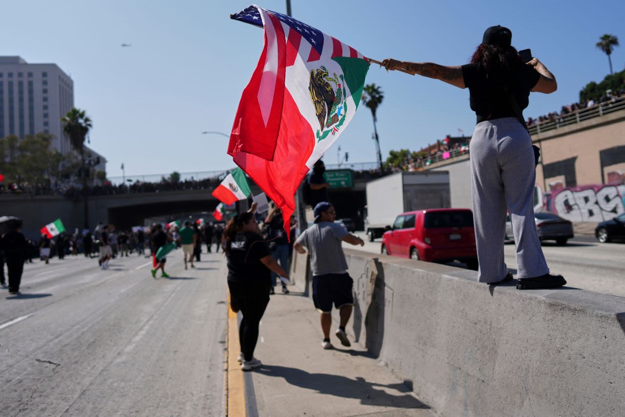 Manifestantes bloquean la autopista 101 en Los Ángeles el domingo.
