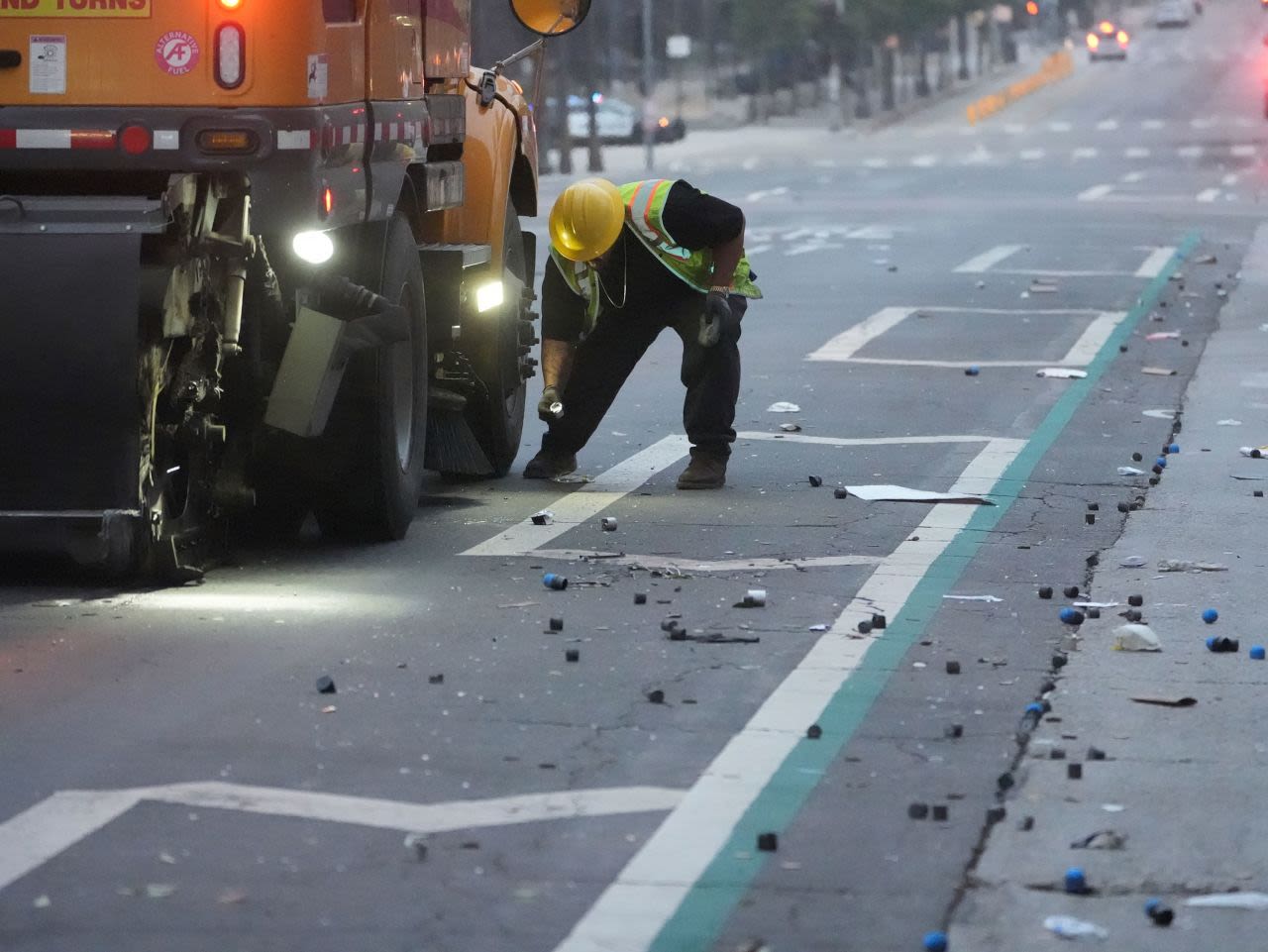 Se limpian escombros de las calles del centro de Los Ángeles el lunes por la mañana.