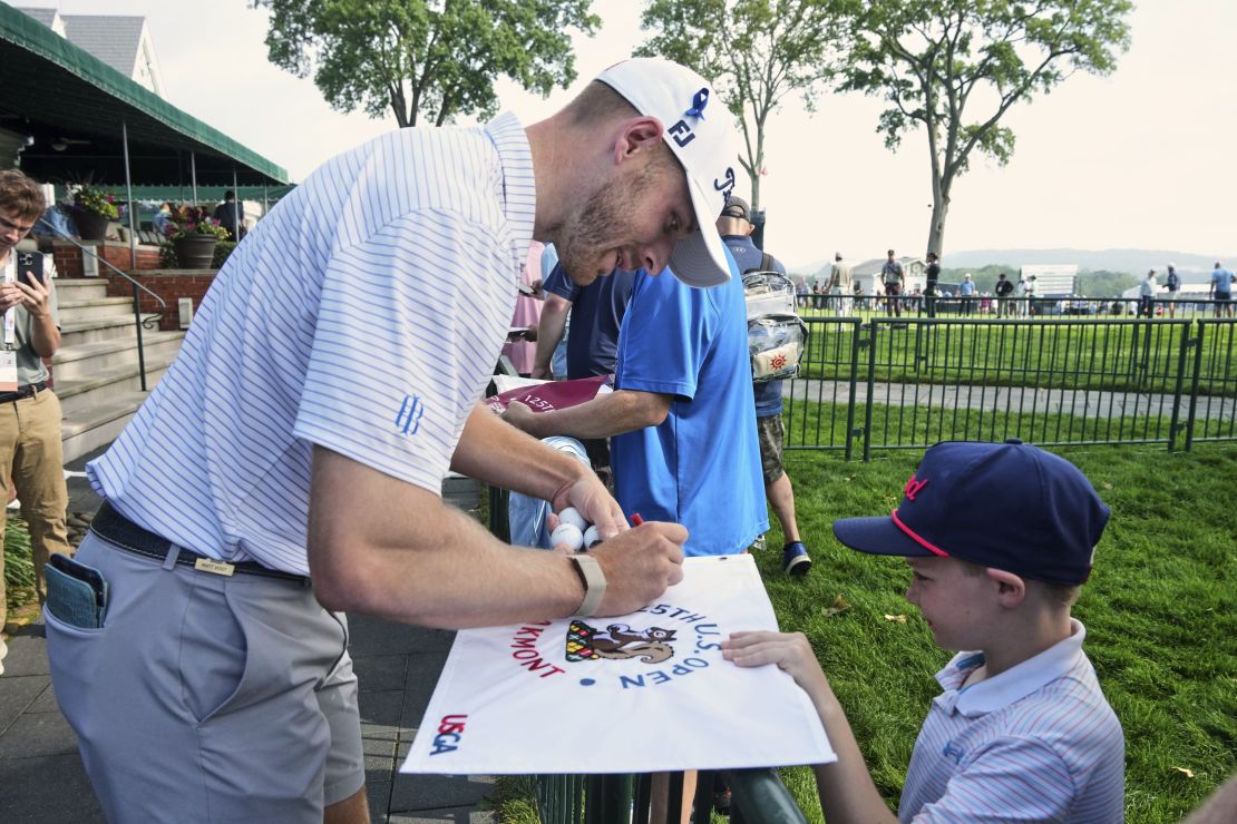 VOGT signs an autograph session for fans of the Oakmont Country Club ahead of the US opening.