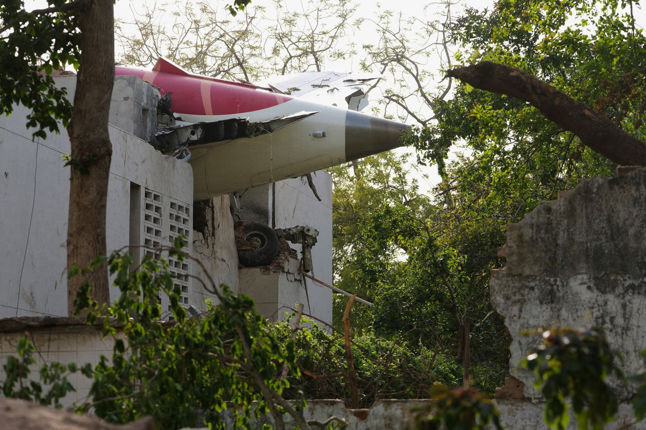 La cola del avión se ve atascada en un edificio en el lugar del accidente.