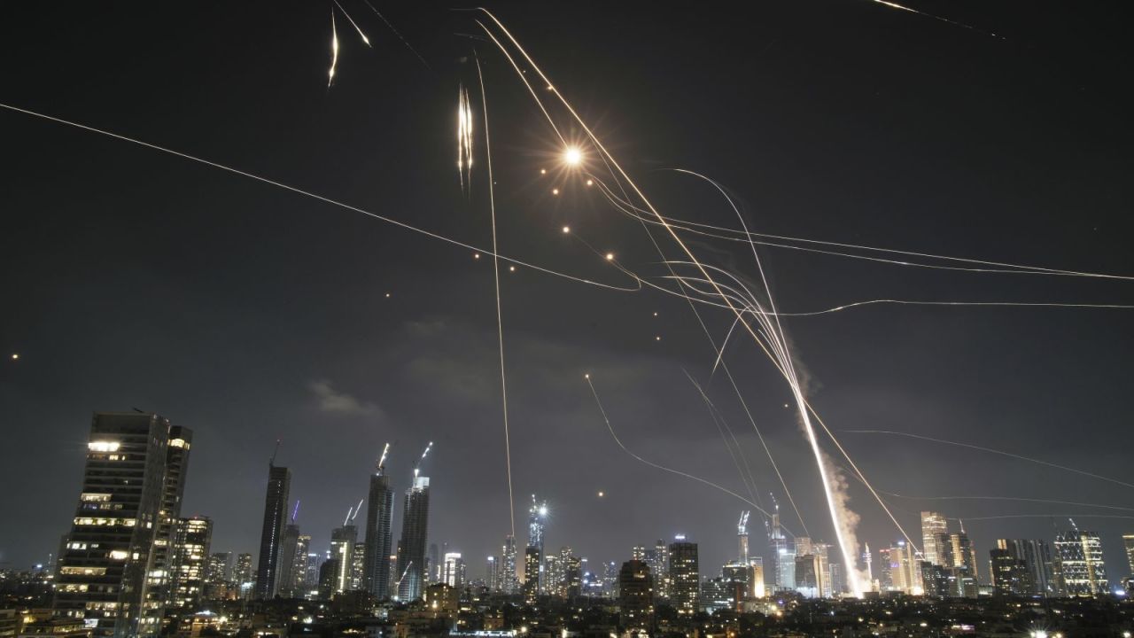 Un proyectil impacta en edificios mientras el sistema de defensa aérea israelí Domo de Hierro dispara para interceptar misiles sobre Tel Aviv, Israel, el viernes.