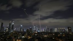 El sistema de defensa aérea israelí Domo de Hierro dispara para interceptar misiles sobre Tel Aviv, Israel, la madrugada del domingo.