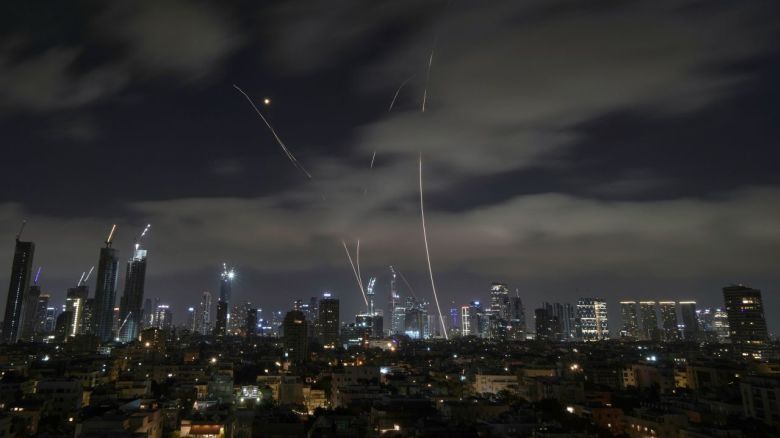 El sistema de defensa aérea israelí Domo de Hierro dispara para interceptar misiles sobre Tel Aviv, Israel, la madrugada del domingo.