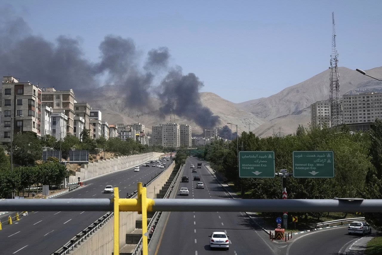 El humo se eleva desde una instalación de almacenamiento de petróleo en Teherán, Irán, el lunes.