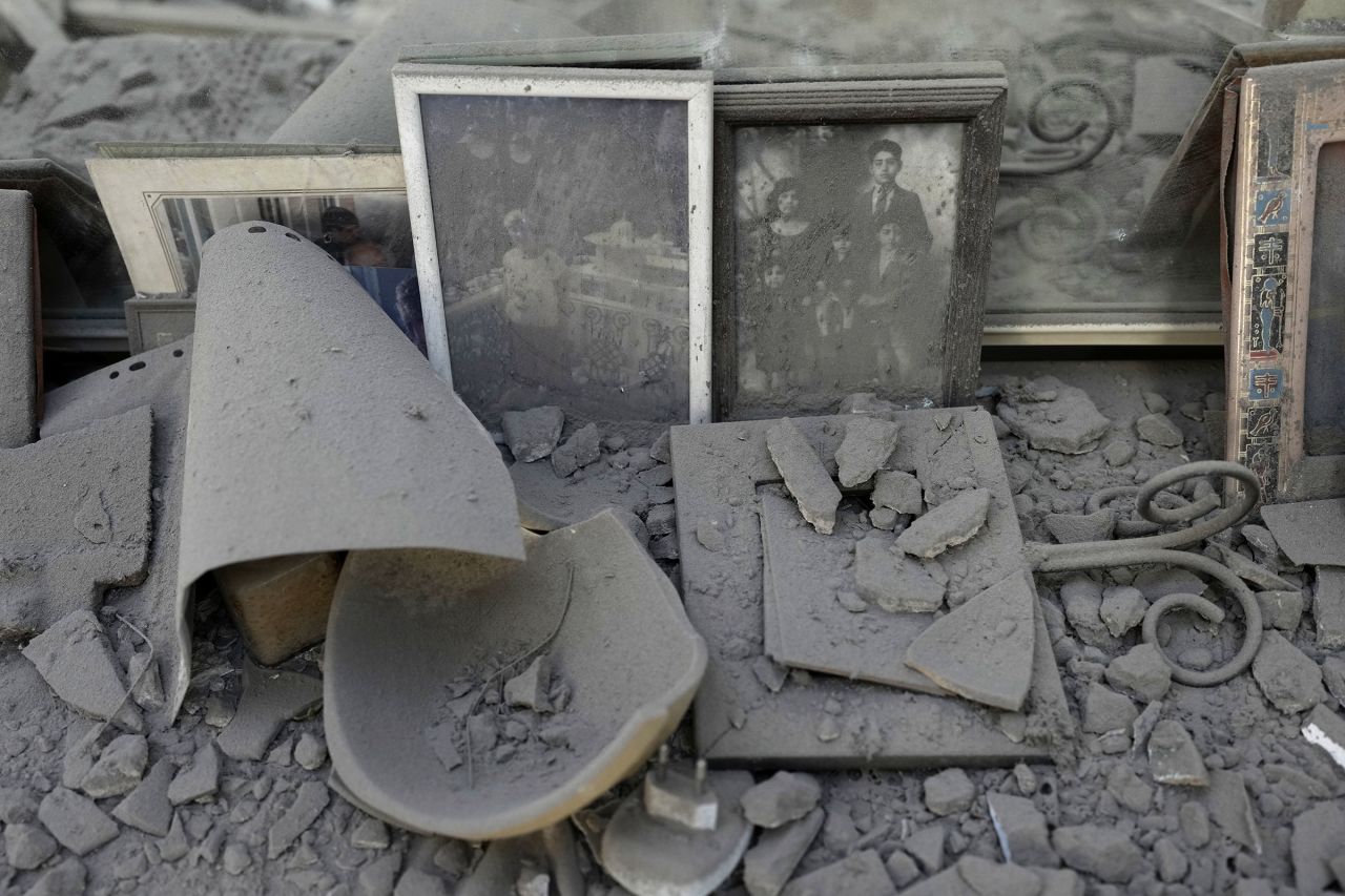 Ramat Gan'daki füze saldırısının gerçekleştiği yerdeki aile fotoğrafları ve kişisel eşyalar toz örtüleriyle çerçevelendi.