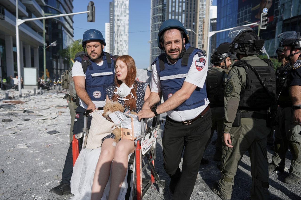Ramat Gan'da İran'ın füze saldırısı sonucu doğrudan isabet alan bölgeden tahliye edilen bir kadın.