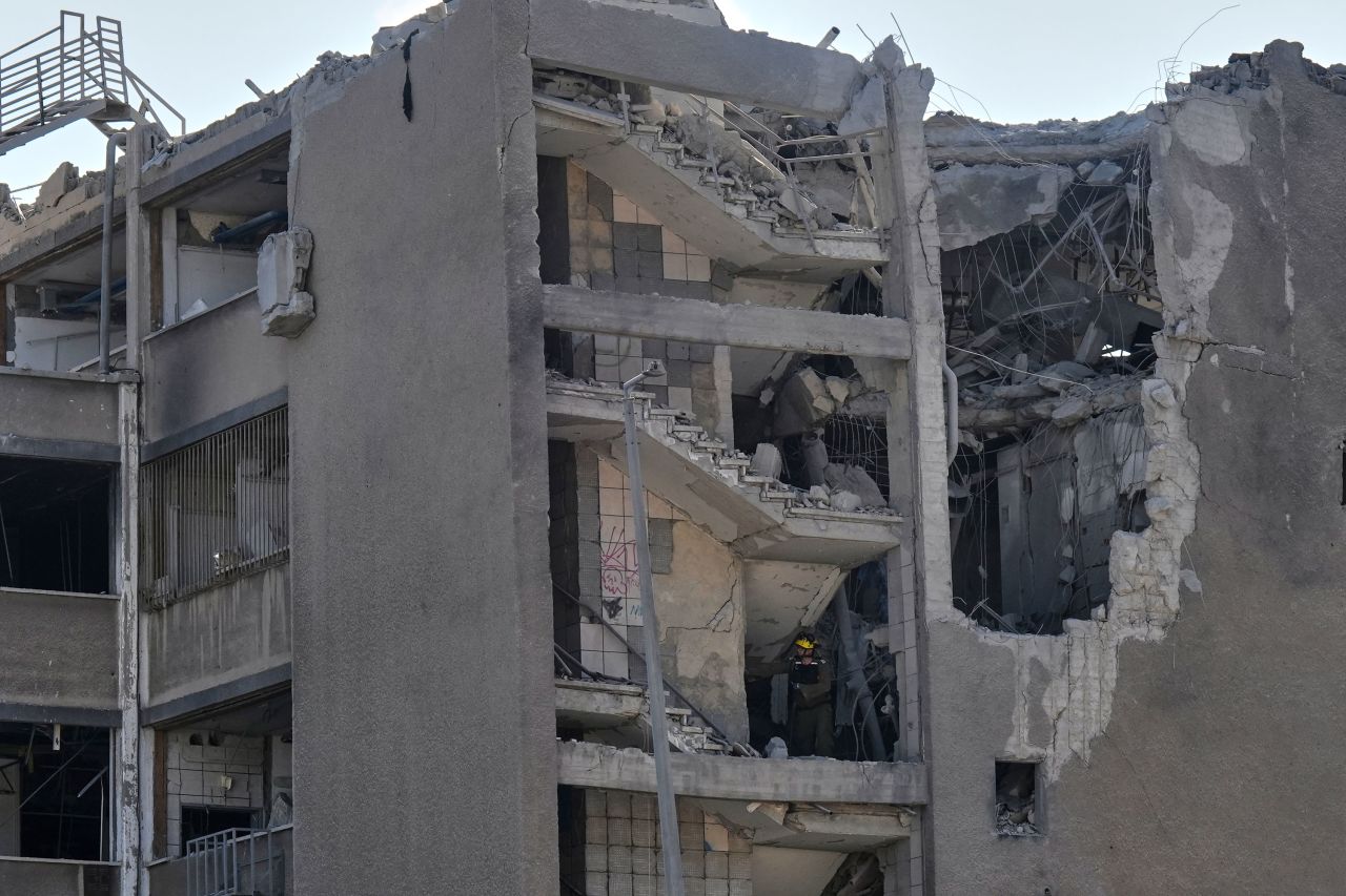Cuma günü İsrail'in Hayfa kentinde İran'dan atılan bir füzenin isabet etmesi sonucu insansız bir binada acil müdahale ekipleri çalışmalarını sürdürüyor.