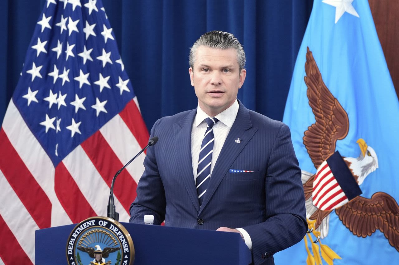 El secretario de Defensa, Pete Hegseth, habla durante una rueda de prensa en el Pentágono en Washington, hoy, tras los ataques militares de EE.UU. a tres sitios en Irán, uniéndose directamente al esfuerzo de Israel por destruir el programa nuclear del país.