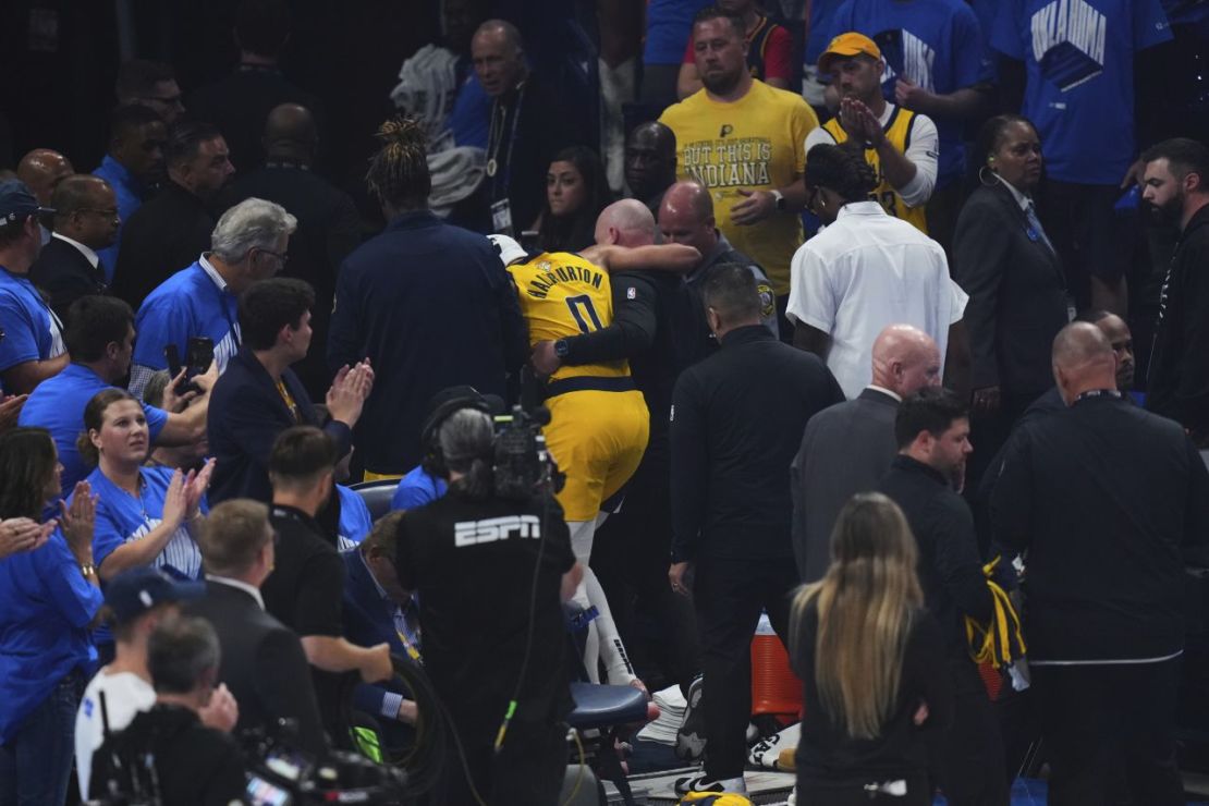 La estrella de los Pacers, Tyrese Haliburton, recibe ayuda para salir de la cancha en la primera mitad.