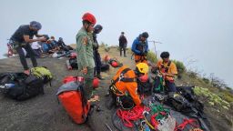 In this undated photo released by the Indonesian National Search and Rescue Agency (BASARNAS) on Tuesday, June 24, 2025, rescuers prepare for the evacuation operation for Juliana Marins, a Brazilian tourist who fell off the ridge of Mount Rinjani while hiking near the volcano's summit, in Lombok, Indonesia. (BASARNAS via AP)