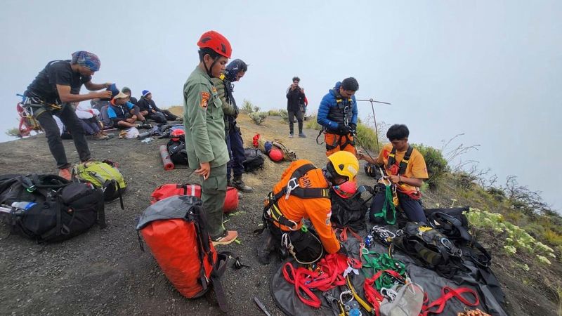 Juliana Marins: Brazilian tourist who fell from ridge of Indonesia’s Mount Rinjani volcano found dead