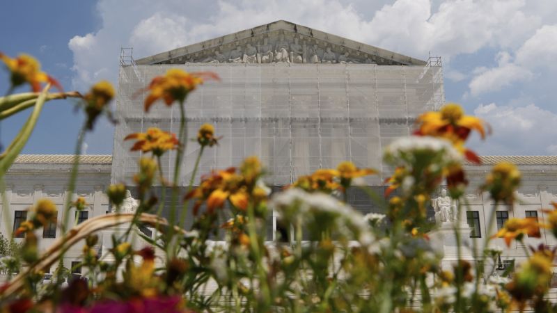 Supreme Court подкрепя усилията на Тръмп да прекрои драстично федералното правителство засега 