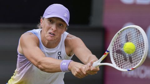 Poland's Iga Swiatek hits a backhand against Italy's Jasmine Paolini in their semifinal match at the WTA tennis tournament in Bad Homburg, Germany, Friday, June 27, 2025. (AP Photo/Michael Probst)