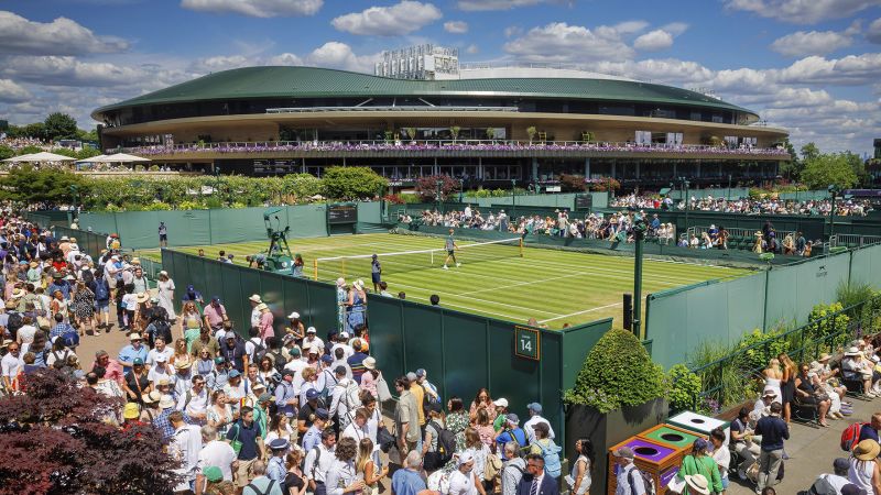 Wimbledon semifinals: Live updates as the US' Taylor Fritz looks to upset Carlos Alcaraz | CNN
