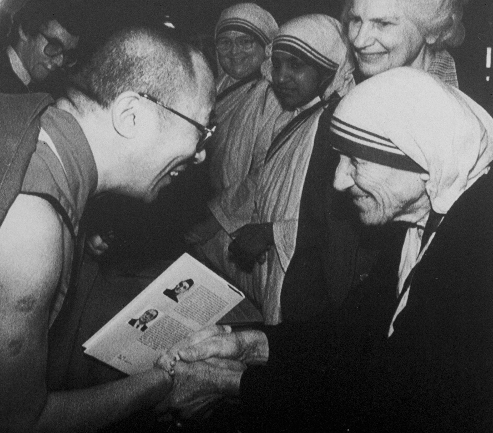 Mother Teresa of Calcutta meets with Tibetan spiritual leader the Dalai Lama, at the Global Survival Conference in Oxford, England, on April 1988.