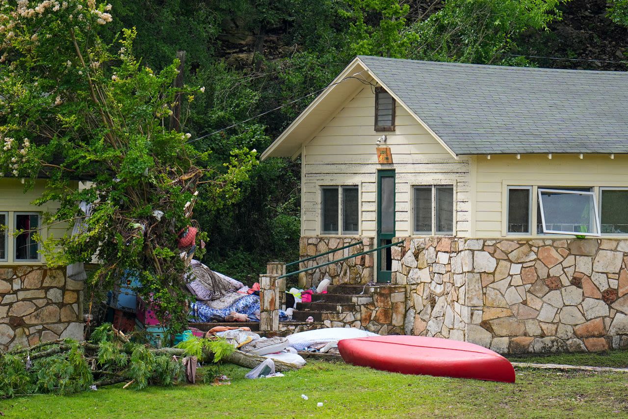 Objetos afuera de una cabaña en el Campamento Mystic este sábado.