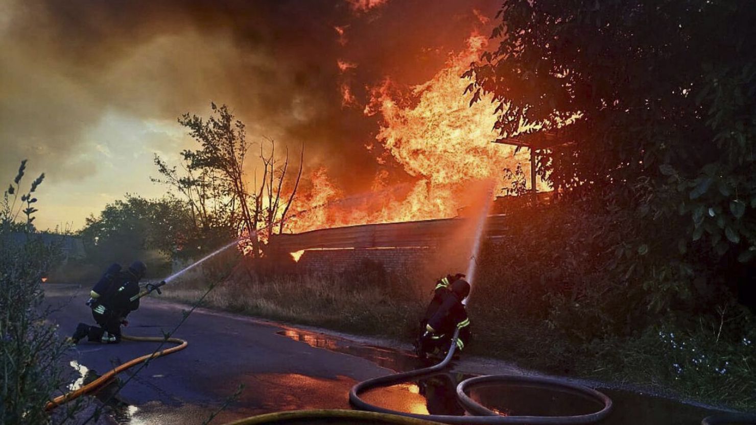 На цій фотографії, наданій Українською службою надзвичайних ситуацій, пожежники випустили спалах після нападу російської мови в регіоні Київ, Україна, середа, 9 липня 2025 року.