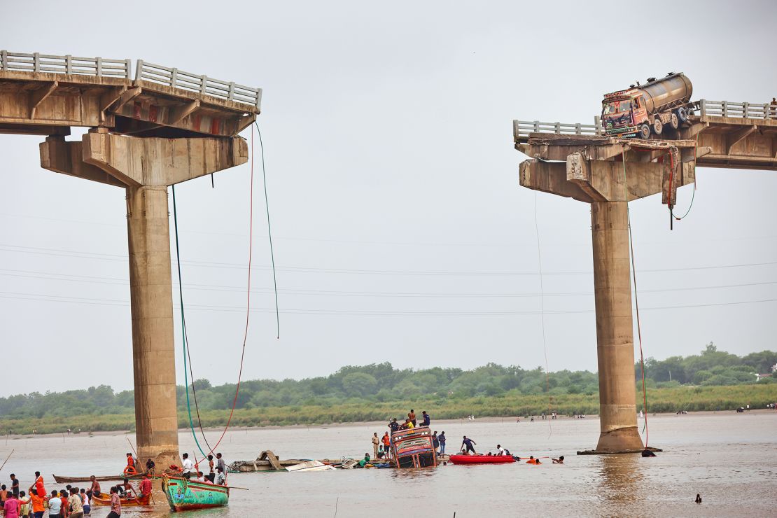 Gujarat state: Bridge collapse kills 9 in India