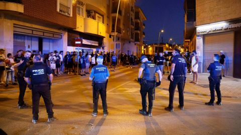 Agentes de la Policía Local y de la Guardia Civil durante los disturbios en Torre-Pacheco.