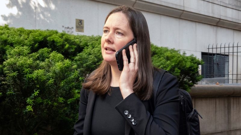 Maurene Comey, уволнен от Тръмп DOJ, казва, че „Страхът е инструментът на тиранина“ в меморандума на бившите си колеги 