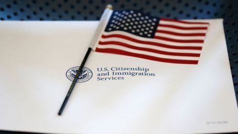 ARCHIVO - Un paquete informativo y una bandera estadounidense se colocan sobre una silla en la Oficina de Campo de los Servicios de Ciudadanía e Inmigración de los Estados Unidos en Miami el 17 de agosto de 2018.