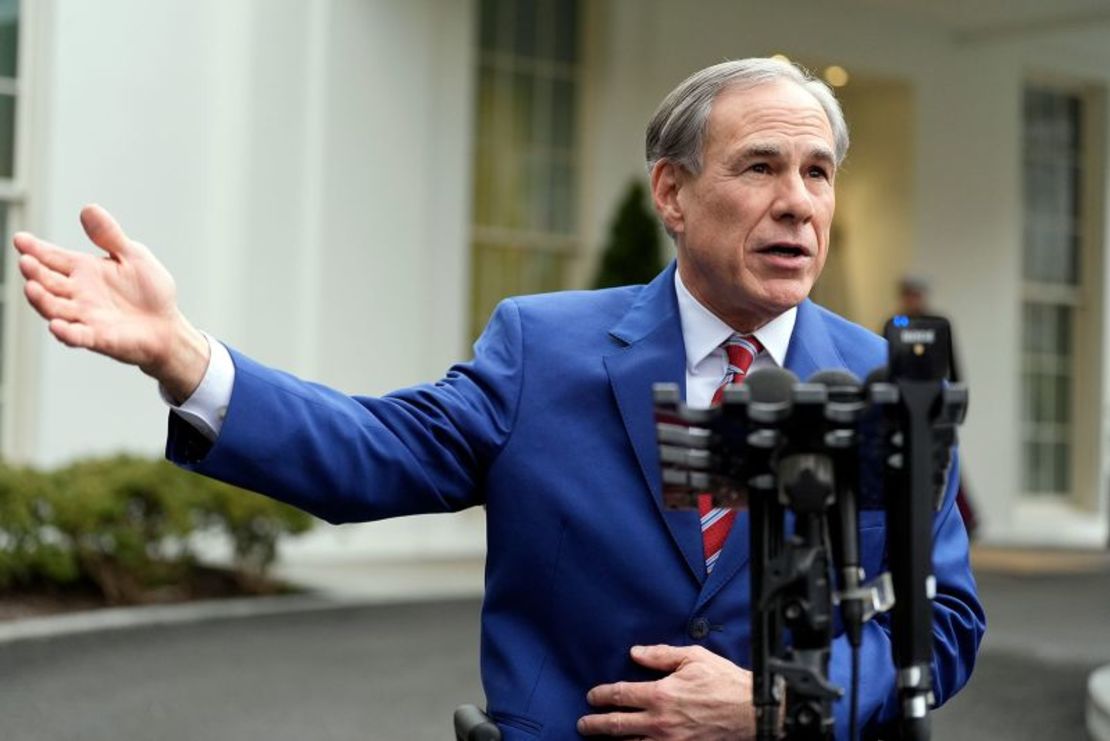 El gobernador de Texas, Greg Abbott, habla con la prensa frente al Ala Oeste de la Casa Blanca, el 5 de febrero.