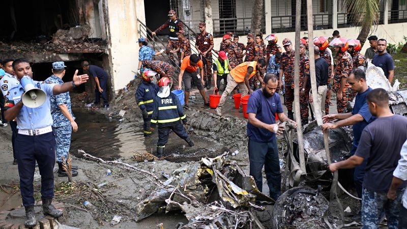 Стотици ученици се събраха извън тлеещите останки на училище в