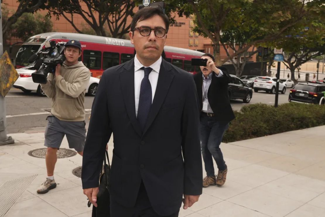 El Dr. Salvador Plasencia sale de la corte federal el miércoles 23 de julio de 2025 en Los Ángeles, tras declararse culpable de administrar ketamina a Matthew Perry, lo que condujo a la muerte del actor por sobredosis en 2023.