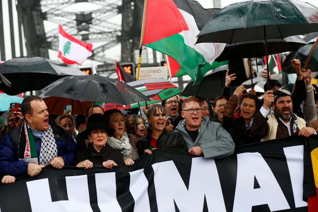 İsrail'in Gazze'ye yönelik askeri saldırılarına son verilmesi ve acil insani yardım erişiminin sağlanması çağrısında bulunmak üzere "İnsanlık İçin Gazze'yi Kurtarın Yürüyüşü" kapsamında Sidney Limanı Köprüsü'nde yürüyüş düzenlendi.