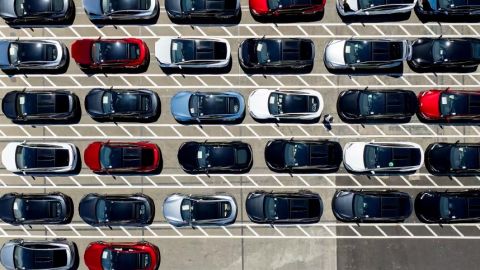 Los vehículos Tesla se alinean en un área de estacionamiento en la fábrica de la compañía en Fremont, California, el 5 de agosto.