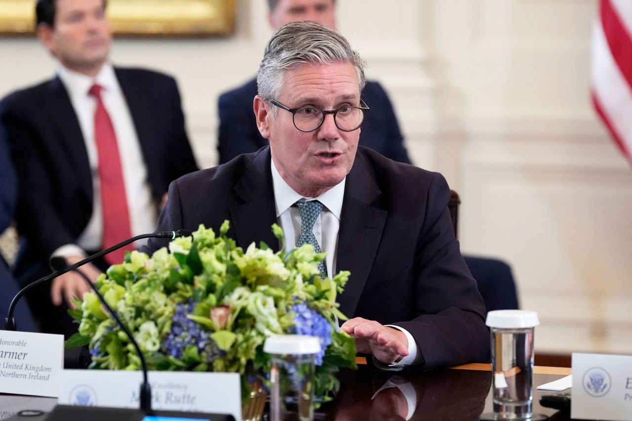 İngiltere Başbakanı Keir Starmer, ABD Başkanı Donald Trump ve Ukrayna Devlet Başkanı Volodimir Zelenski ile yaptığı görüşmede konuşuyor.
