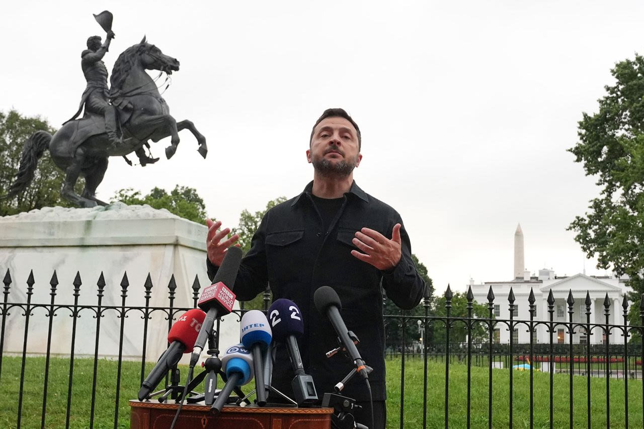 El presidente de Ucrania, Volodymyr Zelenskyy, habla en el Parque Lafayette, frente a la Casa Blanca, tras reunirse con el presidente Donald Trump y líderes europeos el lunes en Washington.