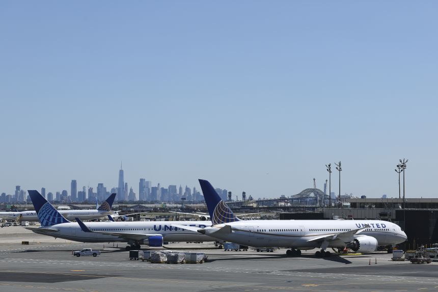 Newar Liberty International Airport in the photo was the last in the 2024 Mega Airport rankings and remained at the bottom this year. However, his overall score improved, rising 13 points to 565.