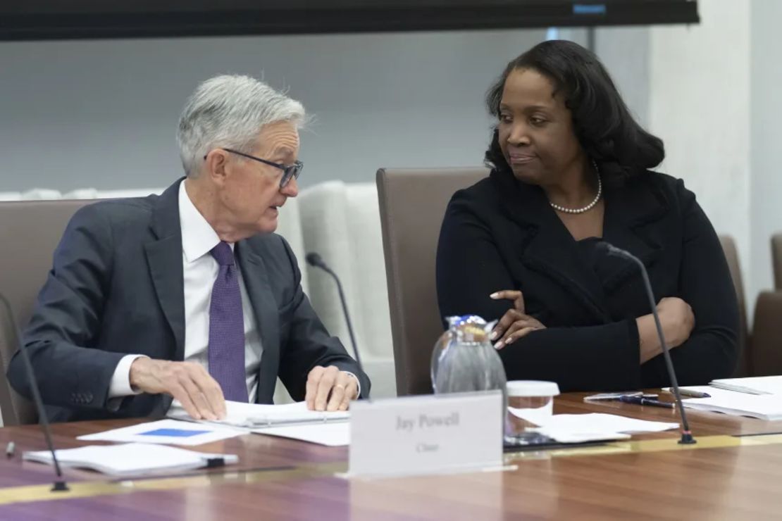 El presidente de la Reserva Federal, Jerome Powell, conversa con Lisa Cook durante una reunión de la Junta de Gobernadores el 25 de junio en Washington.