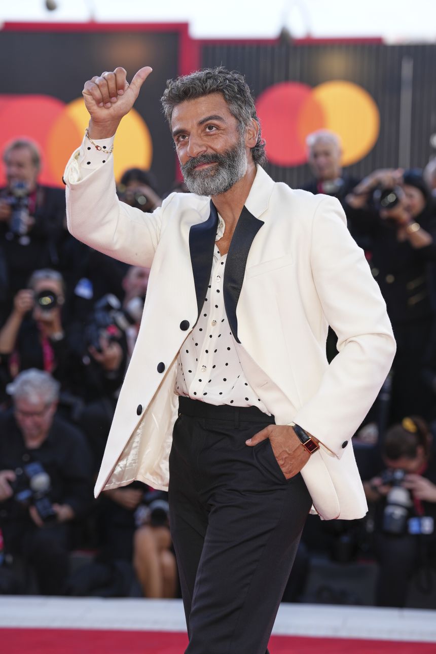Oscar Isaac con una chaqueta de esmoquin blanca y una camisa de lunares de Celine. Isaac también llevaba un reloj Tank Louis Cartier con oro amarillo de 18 quilates y correa de piel. Scott A Garfitt/Invision/AP