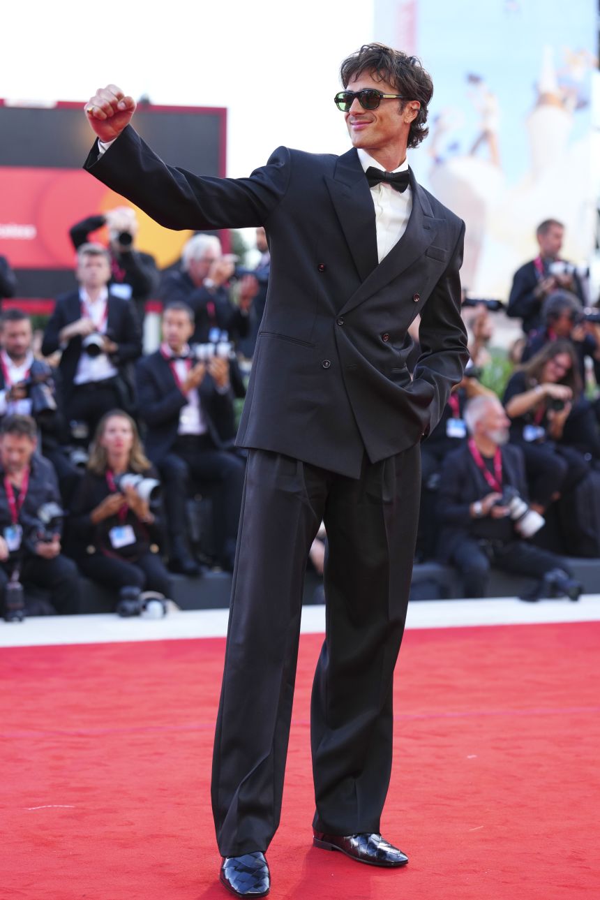 Jacob Elordi lució un traje cruzado de Bottega Veneta y completó el look con un collar de alta joyería de Cartier con esmeraldas y diamantes, así como un reloj Tank Louis Cartier. Scott A Garfitt/Invision/AP