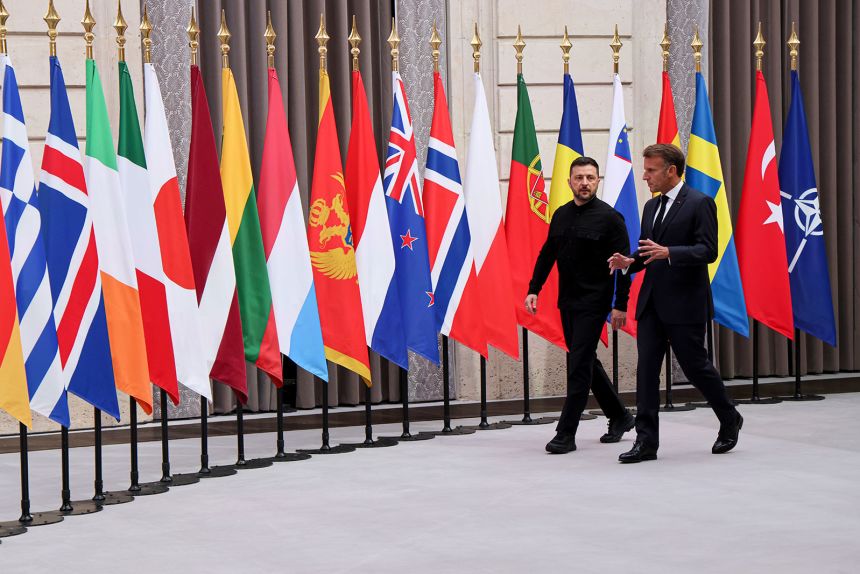 El presidente ucraniano, Voldy Mie Zelensky, se fue, y el presidente francés Emmanuel Macron llega para asistir a la cumbre en el Palacio Ucraniano en el Palacio Elysie en París, Francia, el jueves 4 de septiembre.